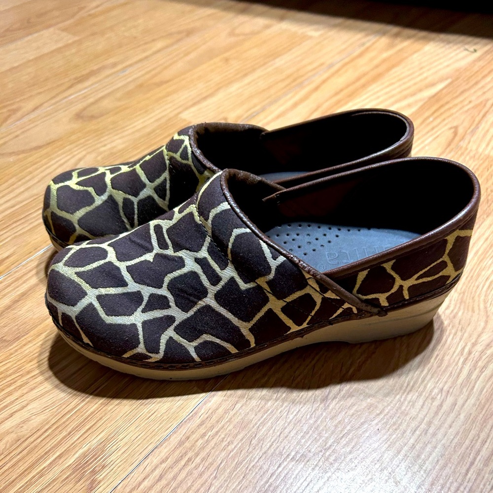 Sanita giraffe/brown nursing/healthcare clogs women’s 39,. (7.5-8 US)